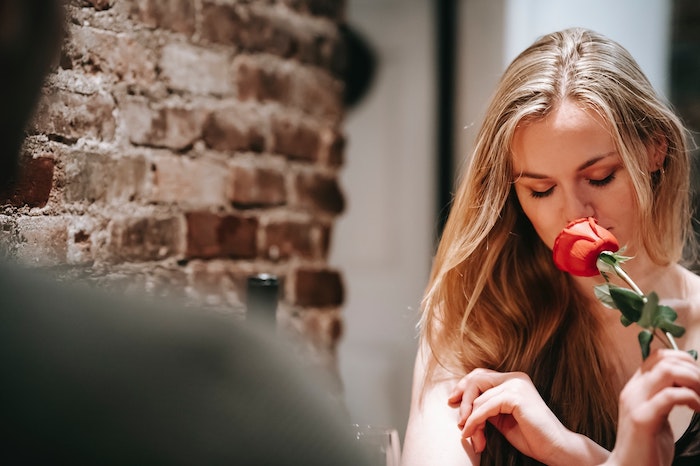 12 Single Sex Chat Tips: How to Charm Your Way Into a Woman's Heart